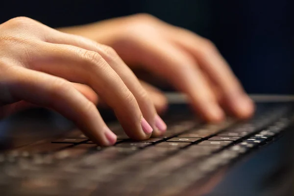 Close up van vrouwelijke handen met laptop te typen — Stockfoto