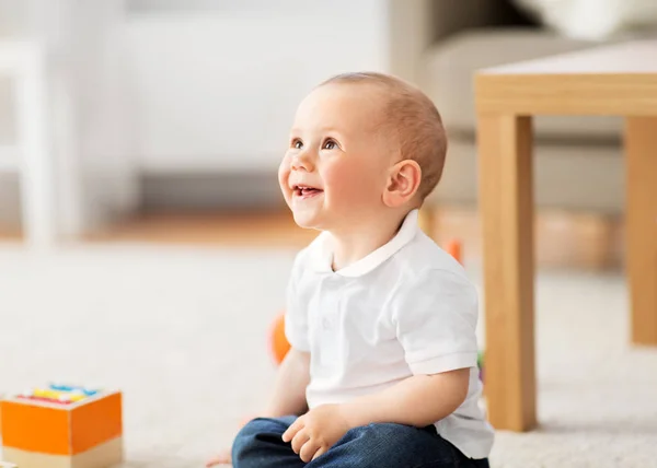 Kleine babyjongen thuis — Stockfoto