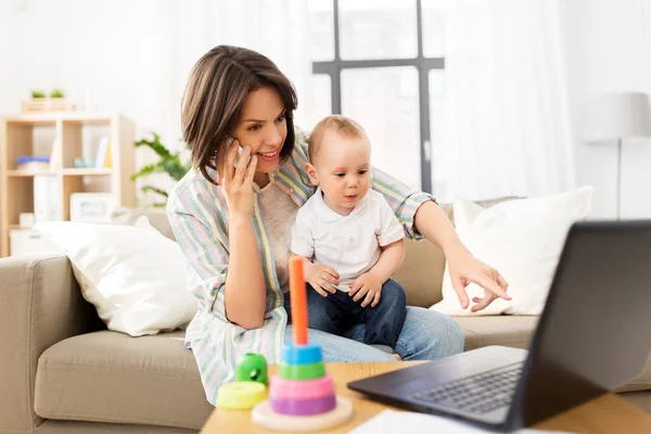 Travailler mère avec bébé appelant sur smartphone — Photo