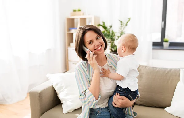 Mor med baby son uppmanar smartphone — Stockfoto