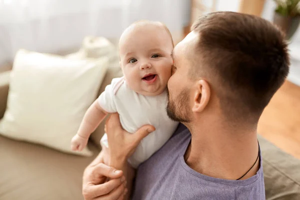 Bir baba küçük kız bebek evde ile yakın çekim — Stok fotoğraf