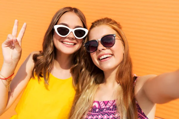 Nastoletnie dziewczyny biorąc selfie w lecie — Zdjęcie stockowe