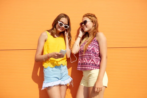 Tonårsflickor som lyssnar på musik från smartphone — Stockfoto