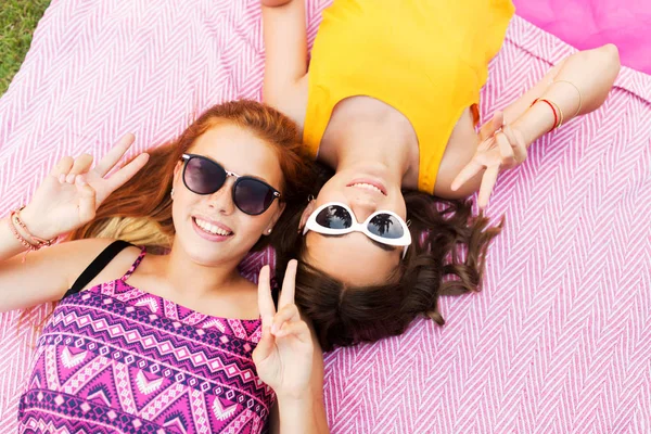 Teenage girls in sunglasses showing peace sign — Stock Photo, Image