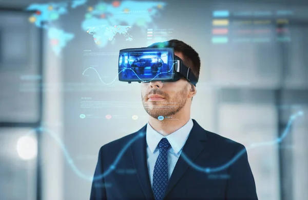 Biznesmen z zestaw wirtualnej rzeczywistości w biurze — Zdjęcie stockowe