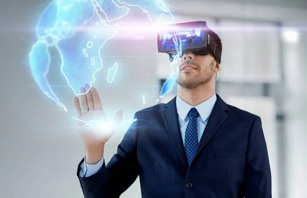 Hombre de negocios con auriculares de realidad virtual en la oficina —  Fotos de Stock