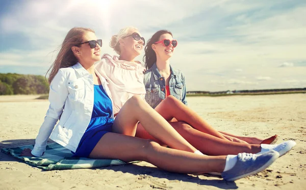 Gruppo di donne sorridenti in occhiali da sole sulla spiaggia — Foto Stock