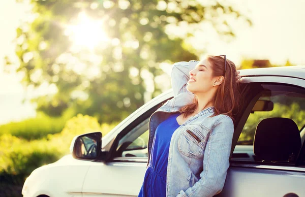 Menina adolescente feliz ou jovem no carro — Fotografia de Stock