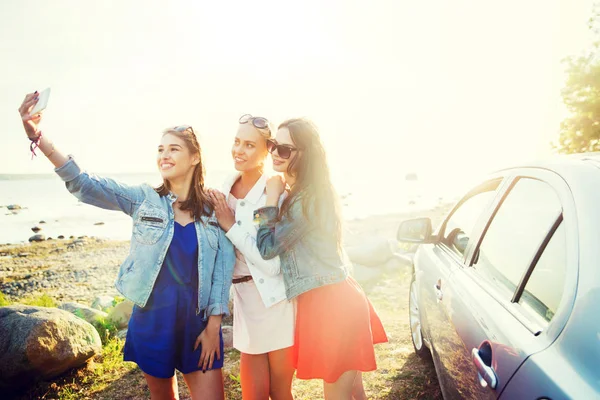 Šťastné ženy užívající selfie poblíž auto u moře — Stock fotografie
