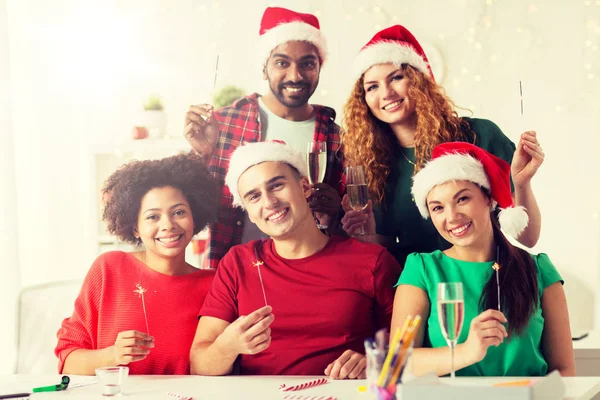 Glückliches Team feiert Weihnachten auf Büroparty — Stockfoto