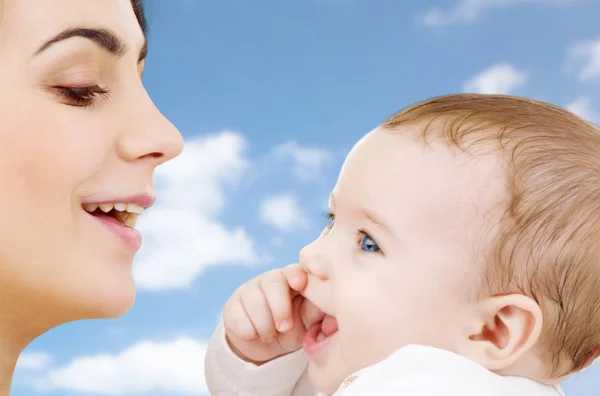 Madre con bambino su sfondo cielo — Foto Stock