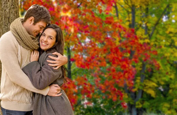 Couple souriant étreignant dans le parc d'automne — Photo