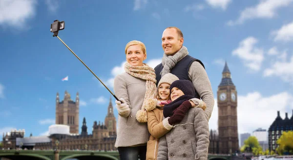 Familie nemen selfie in Londen city — Stockfoto