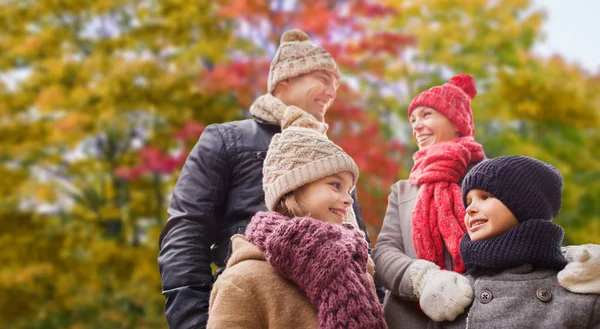 Gelukkige familie over herfst park achtergrond — Stockfoto