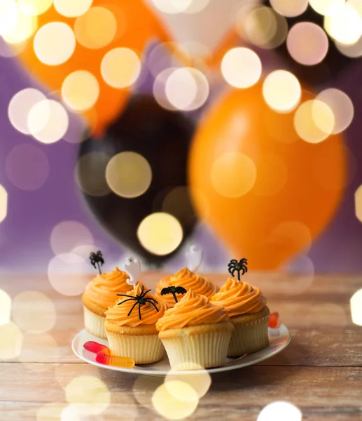 Fiesta de halloween decorado cupcakes en el plato — Foto de Stock