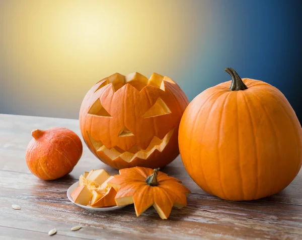 Jack-o-Laterne oder geschnitzter Halloween-Kürbis — Stockfoto