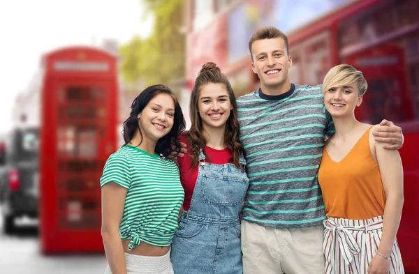 Glückliche Freunde über londoner Straßenhintergrund — Stockfoto