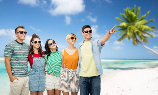 Vrienden in zonnebril op tropisch strand — Stockfoto