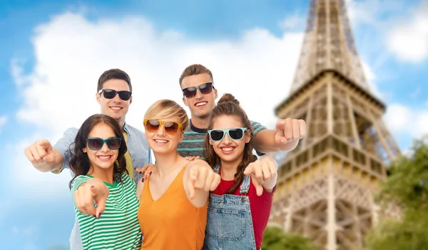 에펠 탑을 통해 당신에 포인팅 하는 친구 — 스톡 사진