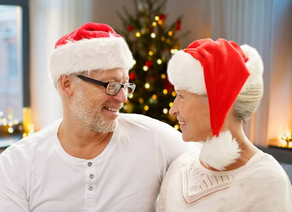 Pasangan senior yang bahagia di rumah pada hari Natal — Stok Foto