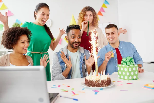 Office team groet collega op verjaardagsfeestje — Stockfoto