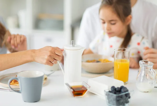 Primer plano de la familia desayunando en casa — Foto de Stock