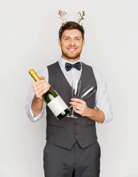 Homme avec bouteille de champagne à la fête de Noël — Photo