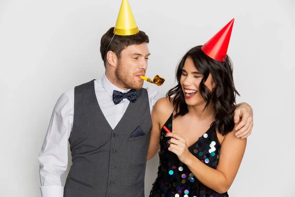 Concepto Cumpleaños Celebración Vacaciones Pareja Feliz Con Ventiladores Gorras Fiesta — Foto de Stock