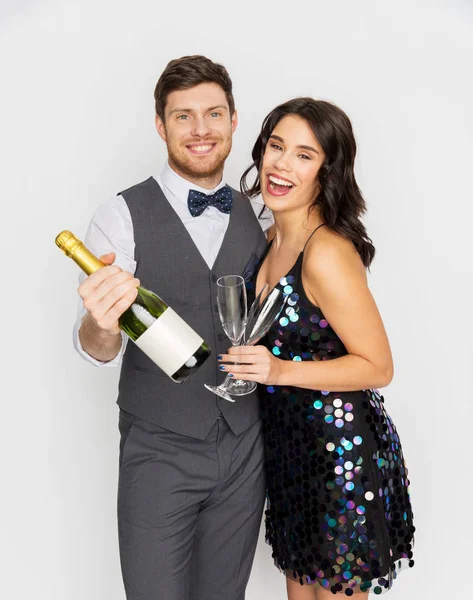 Счастливая пара с шампанским и бокалами на вечеринке — стоковое фото