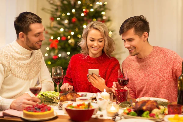 Meg a mobil ünneplik a karácsonyt otthon — Stock Fotó