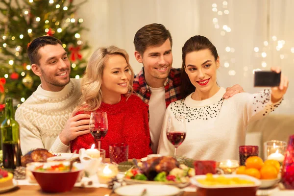 Amigos tomando selfie no jantar de Natal — Fotografia de Stock