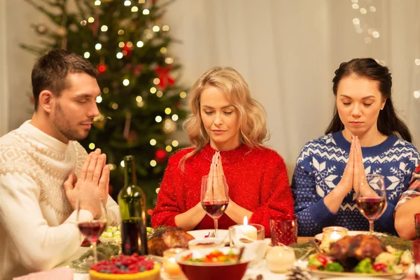 友人の家でクリスマス ディナーの前に祈っています。 — ストック写真