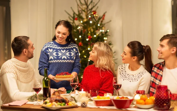Amigos felices teniendo la cena de Navidad en casa —  Fotos de Stock