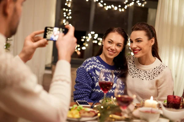 Друзья устраивают рождественский ужин и фотографируют — стоковое фото