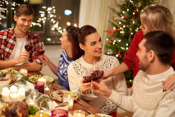 Freunde feiern Weihnachten und trinken Wein — Stockfoto