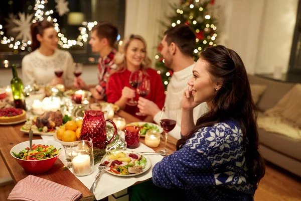 Mujer llamando en el teléfono inteligente en la cena de Navidad — Foto de Stock