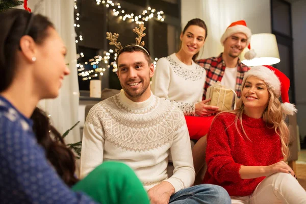 Amigos comemorando o Natal na festa em casa — Fotografia de Stock