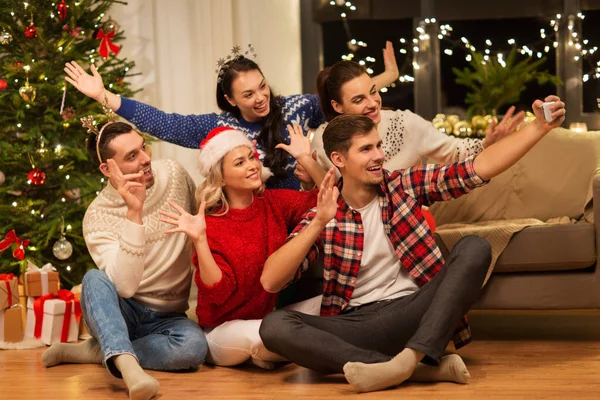 Amigos celebrando o Natal e tirar selfie — Fotografia de Stock