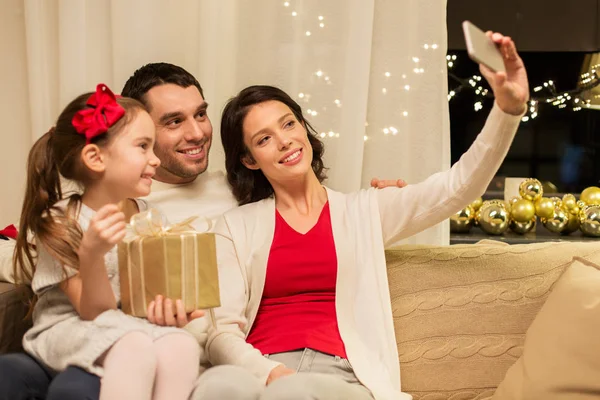 Mutlu bir aile ve evde Noel hediyesi. — Stok fotoğraf