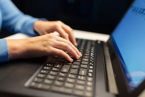 Zár-megjelöl-a laptop gépelés női kezek — Stock Fotó