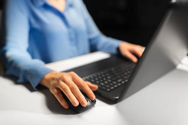 Primer plano de la mano femenina con el ratón de la computadora —  Fotos de Stock