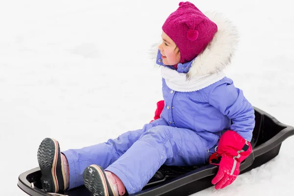 愉快的小女孩在雪撬户外在冬天 — 图库照片