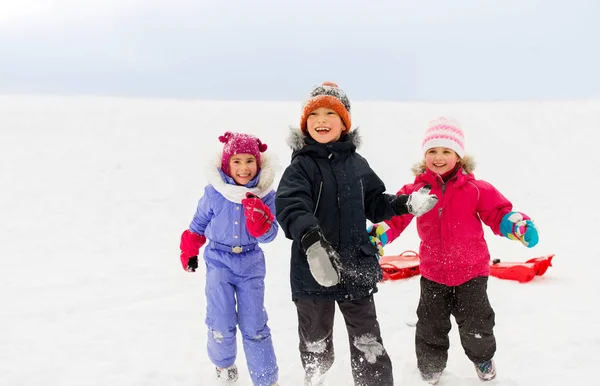 Gelukkig weinig kids buiten spelen in de winter — Stockfoto