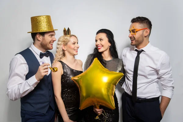 Amigos felices con accesorios de fiesta dorada posando — Foto de Stock