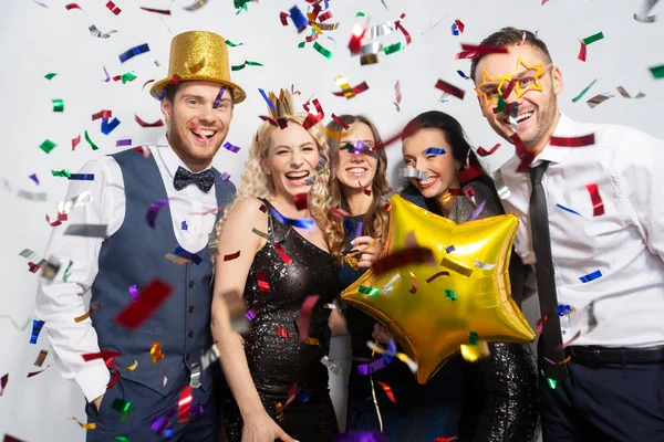 Amigos con accesorios de fiesta y confeti riendo — Foto de Stock