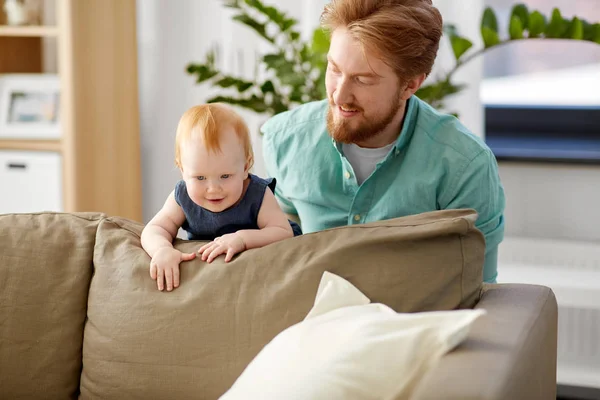 Concepto Familia Paternidad Gente Feliz Padre Pelirrojo Con Pequeña Hija — Foto de Stock