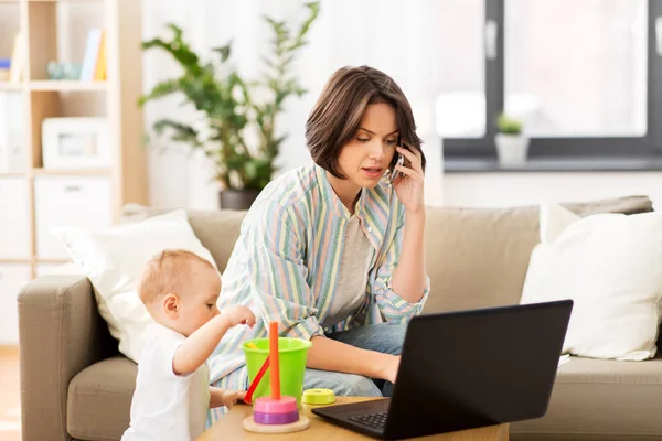 Mãe trabalhando com bebê chamando no smartphone — Fotografia de Stock