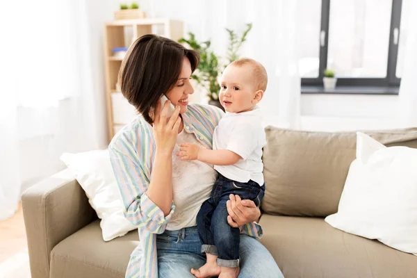 Anne ile bebek evlat smartphone üzerinde arama — Stok fotoğraf