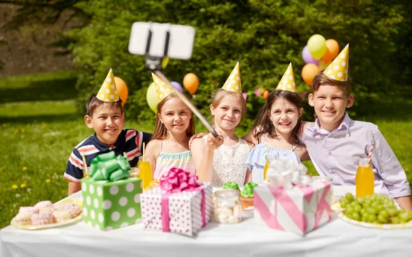 Szczęśliwy kids biorąc selfie na urodziny — Zdjęcie stockowe