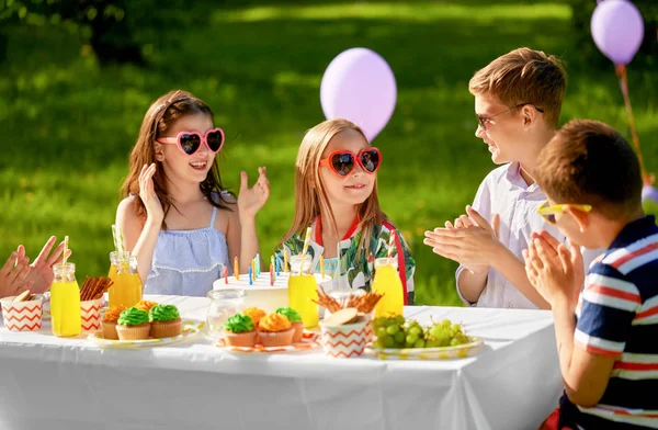 Šťastné děti s dortem na narozeninovou oslavu v létě — Stock fotografie